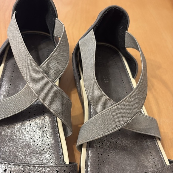 Alexis Bendel woman’s Gray Sandals.  Size 8.5 - Picture 3 of 8